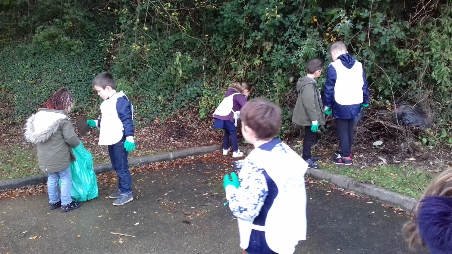 Education à l’environnement: ramassage des déchets près de notre école
